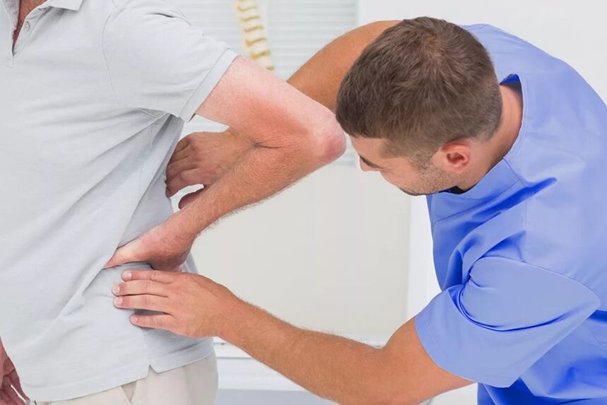 Pacjent z bólem dolnej części pleców podczas badania diagnostycznego przez lekarza